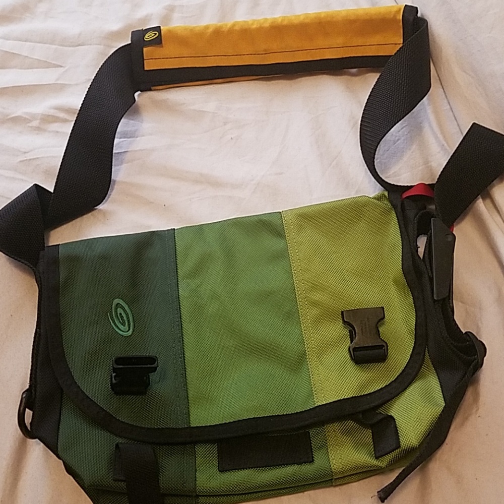 Adorable bright green & yellow small Timbuk pack